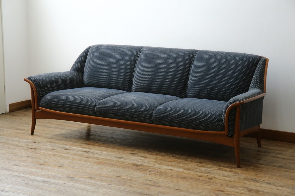 中古　美品　モリシゲ(MORISHIGE)　レジェ　手触りのよい張り地と優美な木製フレームが高級感を醸し出す三人掛けソファ　定価約30万円　(R-085232)