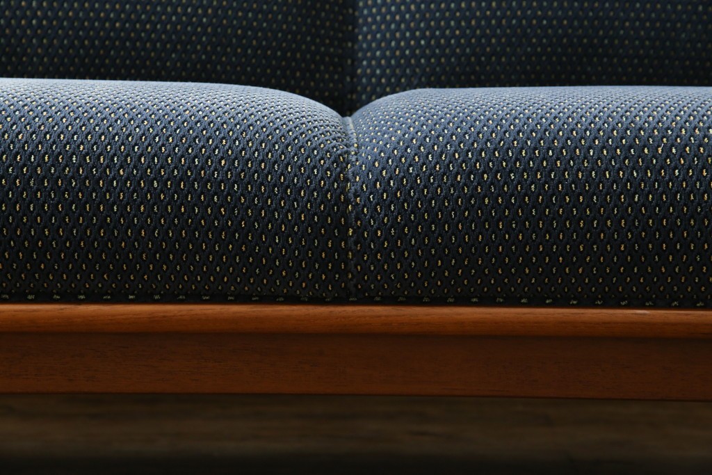 中古　美品　モリシゲ(MORISHIGE)　レジェ　手触りのよい張り地と優美な木製フレームが高級感を醸し出す三人掛けソファ　定価約30万円　(R-085232)