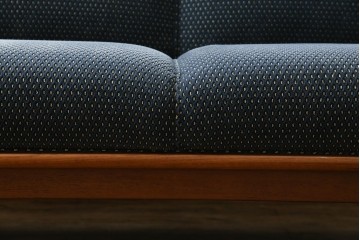 中古　美品　モリシゲ(MORISHIGE)　レジェ　手触りのよい張り地と優美な木製フレームが高級感を醸し出す三人掛けソファ　定価約30万円　(R-085232)