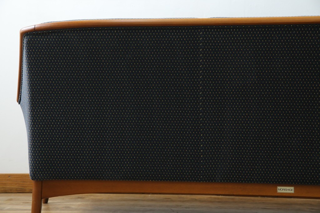 中古　美品　モリシゲ(MORISHIGE)　レジェ　手触りのよい張り地と優美な木製フレームが高級感を醸し出す三人掛けソファ　定価約30万円　(R-085232)