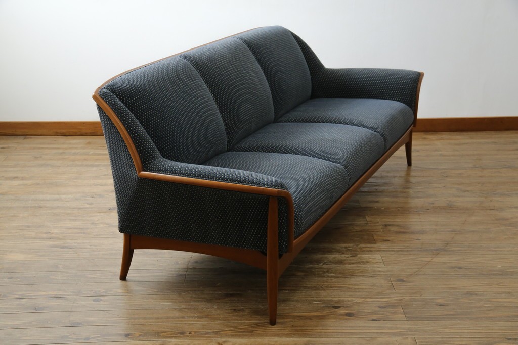 中古　美品　モリシゲ(MORISHIGE)　レジェ　手触りのよい張り地と優美な木製フレームが高級感を醸し出す三人掛けソファ　定価約30万円　(R-085232)