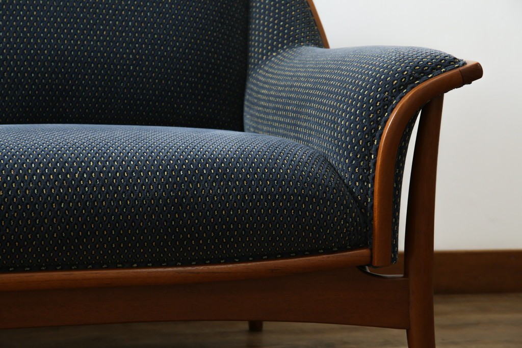 中古　美品　モリシゲ(MORISHIGE)　レジェ　手触りのよい張り地と優美な木製フレームが高級感を醸し出す三人掛けソファ　定価約30万円　(R-085232)