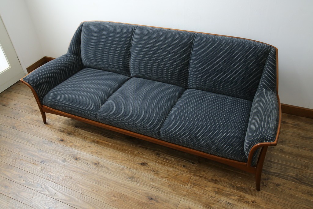 中古　美品　モリシゲ(MORISHIGE)　レジェ　手触りのよい張り地と優美な木製フレームが高級感を醸し出す三人掛けソファ　定価約30万円　(R-085232)