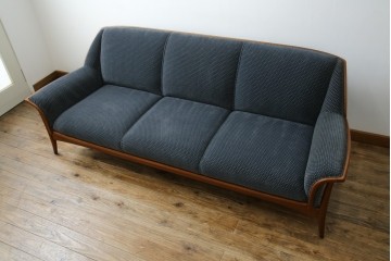 中古　美品　モリシゲ(MORISHIGE)　レジェ　手触りのよい張り地と優美な木製フレームが高級感を醸し出す三人掛けソファ　定価約30万円　(R-085232)