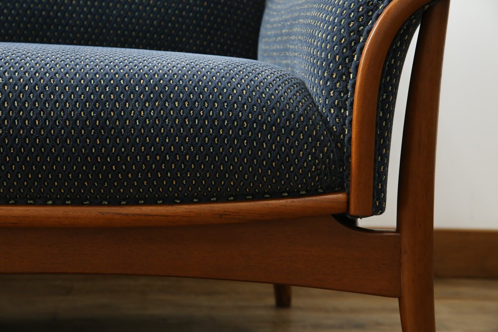 中古　美品　モリシゲ(MORISHIGE)　レジェ　手触りのよい張り地と優美な木製フレームが高級感を醸し出す三人掛けソファ　定価約30万円　(R-085232)