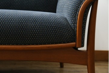 中古　美品　モリシゲ(MORISHIGE)　レジェ　手触りのよい張り地と優美な木製フレームが高級感を醸し出す三人掛けソファ　定価約30万円　(R-085232)