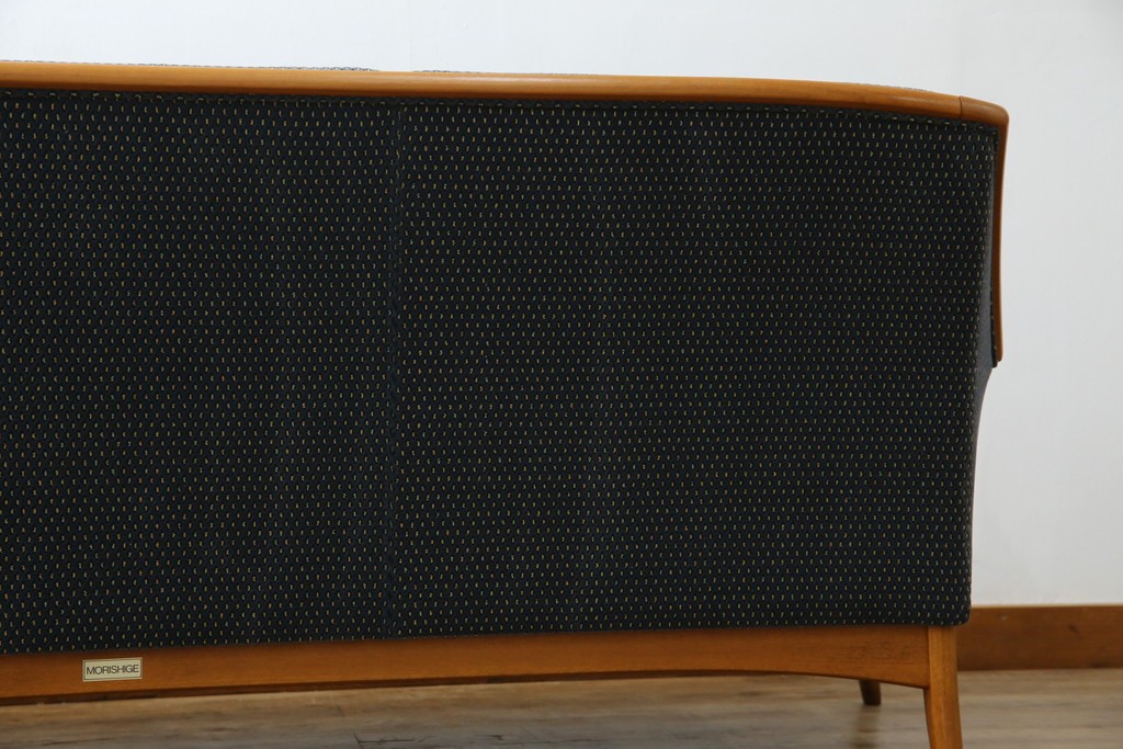 中古　美品　モリシゲ(MORISHIGE)　レジェ　手触りのよい張り地と優美な木製フレームが高級感を醸し出す三人掛けソファ　定価約30万円　(R-085232)