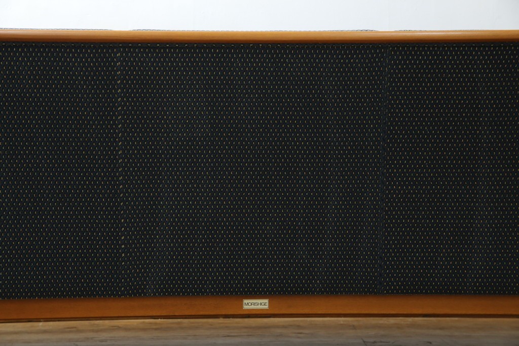 中古　美品　モリシゲ(MORISHIGE)　レジェ　手触りのよい張り地と優美な木製フレームが高級感を醸し出す三人掛けソファ　定価約30万円　(R-085232)