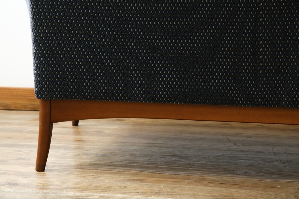 中古　美品　モリシゲ(MORISHIGE)　レジェ　手触りのよい張り地と優美な木製フレームが高級感を醸し出す三人掛けソファ　定価約30万円　(R-085232)