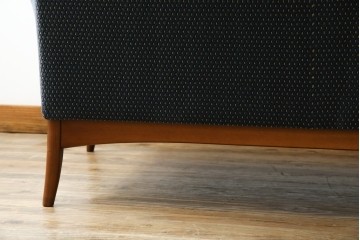 中古　美品　モリシゲ(MORISHIGE)　レジェ　手触りのよい張り地と優美な木製フレームが高級感を醸し出す三人掛けソファ　定価約30万円　(R-085232)