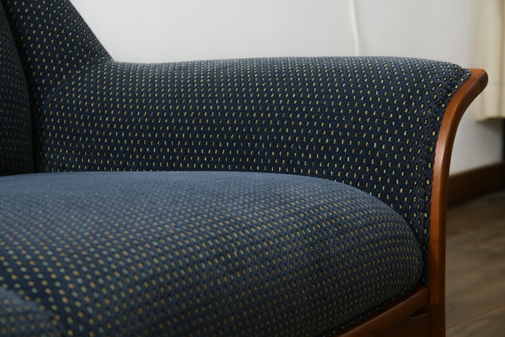 中古　美品　モリシゲ(MORISHIGE)　レジェ　手触りのよい張り地と優美な木製フレームが高級感を醸し出す三人掛けソファ　定価約30万円　(R-085232)