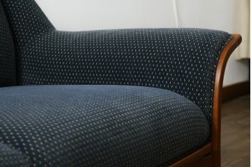 中古　美品　モリシゲ(MORISHIGE)　レジェ　手触りのよい張り地と優美な木製フレームが高級感を醸し出す三人掛けソファ　定価約30万円　(R-085232)