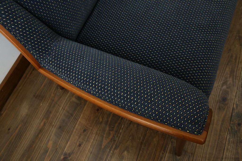 中古　美品　モリシゲ(MORISHIGE)　レジェ　手触りのよい張り地と優美な木製フレームが高級感を醸し出す三人掛けソファ　定価約30万円　(R-085232)