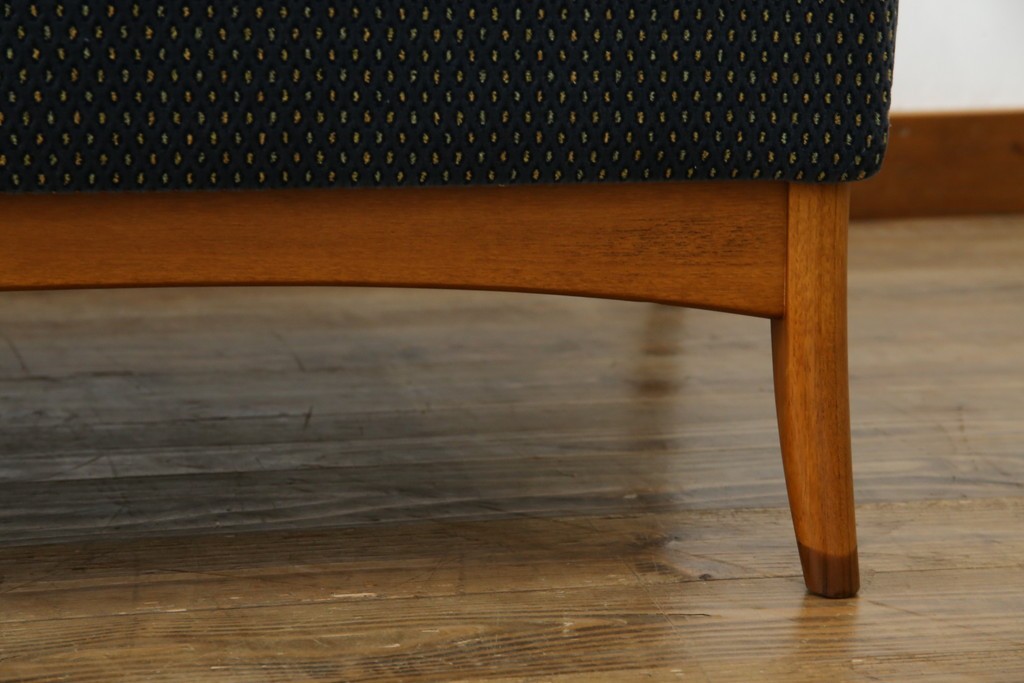 中古　美品　モリシゲ(MORISHIGE)　レジェ　手触りのよい張り地と優美な木製フレームが高級感を醸し出す三人掛けソファ　定価約30万円　(R-085232)