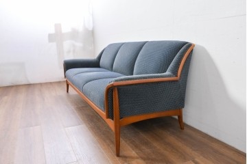 中古　美品　モリシゲ(MORISHIGE)　レジェ　手触りのよい張り地と優美な木製フレームが高級感を醸し出す三人掛けソファ　定価約30万円相当　(R-085232)