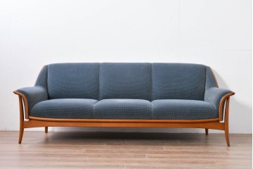 中古　美品　モリシゲ(MORISHIGE)　レジェ　手触りのよい張り地と優美な木製フレームが高級感を醸し出す三人掛けソファ　定価約30万円相当　(R-085232)