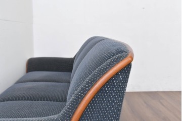 中古　美品　モリシゲ(MORISHIGE)　レジェ　手触りのよい張り地と優美な木製フレームが高級感を醸し出す三人掛けソファ　定価約30万円相当　(R-085232)