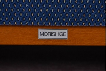 中古　美品　モリシゲ(MORISHIGE)　レジェ　手触りのよい張り地と優美な木製フレームが高級感を醸し出す三人掛けソファ　定価約30万円相当　(R-085232)