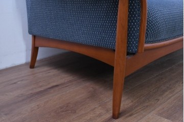 中古　美品　モリシゲ(MORISHIGE)　レジェ　手触りのよい張り地と優美な木製フレームが高級感を醸し出す三人掛けソファ　定価約30万円相当　(R-085232)