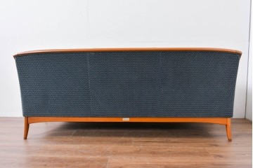 中古　美品　モリシゲ(MORISHIGE)　レジェ　手触りのよい張り地と優美な木製フレームが高級感を醸し出す三人掛けソファ　定価約30万円相当　(R-085232)