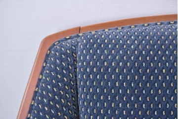 中古　美品　モリシゲ(MORISHIGE)　レジェ　手触りのよい張り地と優美な木製フレームが高級感を醸し出す三人掛けソファ　定価約30万円相当　(R-085232)