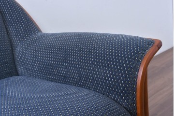 中古　美品　モリシゲ(MORISHIGE)　レジェ　手触りのよい張り地と優美な木製フレームが高級感を醸し出す三人掛けソファ　定価約30万円相当　(R-085232)