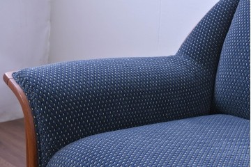 中古　美品　モリシゲ(MORISHIGE)　レジェ　手触りのよい張り地と優美な木製フレームが高級感を醸し出す三人掛けソファ　定価約30万円相当　(R-085232)