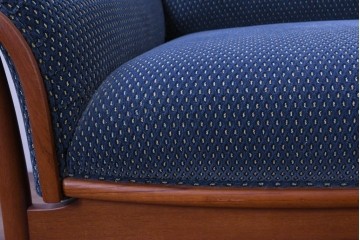 中古　美品　モリシゲ(MORISHIGE)　レジェ　手触りのよい張り地と優美な木製フレームが高級感を醸し出す三人掛けソファ　定価約30万円相当　(R-085232)