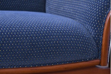 中古　美品　モリシゲ(MORISHIGE)　レジェ　手触りのよい張り地と優美な木製フレームが高級感を醸し出す三人掛けソファ　定価約30万円相当　(R-085232)