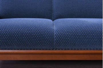 中古　美品　モリシゲ(MORISHIGE)　レジェ　手触りのよい張り地と優美な木製フレームが高級感を醸し出す三人掛けソファ　定価約30万円相当　(R-085232)