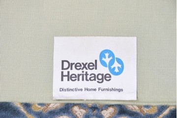 中古　超美品　アメリカ　DREXEL HERITAGE(ドレクセルヘリテイジ)　高級感のある織柄ファブリックが上品な三人掛けソファ　(R-085233)