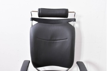 中古　美品　高級品!!　ドイツ　インタースツール(Interstuhl)　柔らかな光沢のあるレザーが上品なヘッドレスト付きオフィスチェア　定価71万円相当　(R-085234)