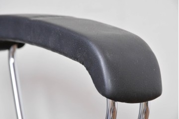 中古　美品　高級品!!　ドイツ　インタースツール(Interstuhl)　柔らかな光沢のあるレザーが上品なヘッドレスト付きオフィスチェア　定価71万円相当　(R-085234)