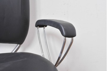 中古　美品　高級品!!　ドイツ　インタースツール(Interstuhl)　柔らかな光沢のあるレザーが上品なヘッドレスト付きオフィスチェア　定価71万円相当　(R-085234)