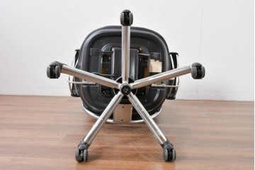 中古　美品　高級品!!　ドイツ　インタースツール(Interstuhl)　柔らかな光沢のあるレザーが上品なヘッドレスト付きオフィスチェア　定価71万円相当　(R-085234)