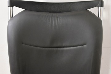 中古　美品　高級品!!　ドイツ　インタースツール(Interstuhl)　柔らかな光沢のあるレザーが上品なヘッドレスト付きオフィスチェア　定価71万円相当　(R-085234)