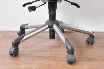 中古　美品　高級品!!　ドイツ　インタースツール(Interstuhl)　柔らかな光沢のあるレザーが上品なヘッドレスト付きオフィスチェア　定価71万円相当　(R-085234)