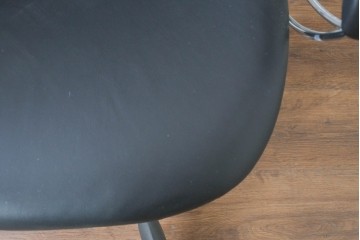 中古　美品　高級品!!　ドイツ　インタースツール(Interstuhl)　柔らかな光沢のあるレザーが上品なヘッドレスト付きオフィスチェア　定価71万円相当　(R-085234)