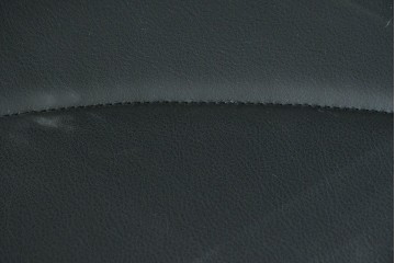 中古　美品　高級品!!　ドイツ　インタースツール(Interstuhl)　柔らかな光沢のあるレザーが上品なヘッドレスト付きオフィスチェア　定価71万円相当　(R-085234)