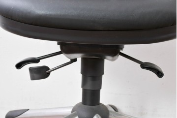 中古　美品　高級品!!　ドイツ　インタースツール(Interstuhl)　柔らかな光沢のあるレザーが上品なヘッドレスト付きオフィスチェア　定価71万円相当　(R-085234)