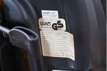 中古　美品　高級品!!　ドイツ　インタースツール(Interstuhl)　柔らかな光沢のあるレザーが上品なヘッドレスト付きオフィスチェア　定価71万円相当　(R-085234)