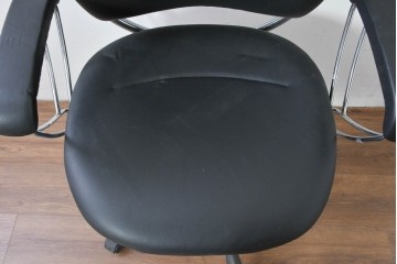 中古　美品　高級品!!　ドイツ　インタースツール(Interstuhl)　柔らかな光沢のあるレザーが上品なヘッドレスト付きオフィスチェア　定価71万円相当　(R-085234)