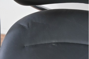 中古　美品　高級品!!　ドイツ　インタースツール(Interstuhl)　柔らかな光沢のあるレザーが上品なヘッドレスト付きオフィスチェア　定価71万円相当　(R-085234)