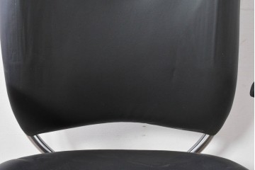 中古　美品　高級品!!　ドイツ　インタースツール(Interstuhl)　柔らかな光沢のあるレザーが上品なヘッドレスト付きオフィスチェア　定価71万円相当　(R-085234)