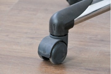 中古　美品　高級品!!　ドイツ　インタースツール(Interstuhl)　柔らかな光沢のあるレザーが上品なヘッドレスト付きオフィスチェア　定価71万円相当　(R-085234)