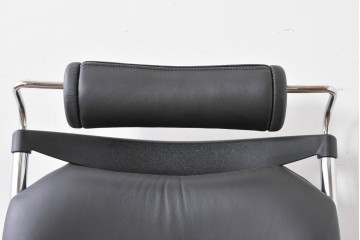 中古　美品　高級品!!　ドイツ　インタースツール(Interstuhl)　柔らかな光沢のあるレザーが上品なヘッドレスト付きオフィスチェア　定価71万円相当　(R-085234)