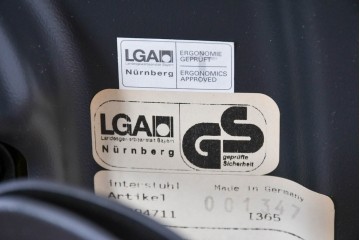 中古　美品　高級品!!　ドイツ　インタースツール(Interstuhl)　柔らかな光沢のあるレザーが上品なヘッドレスト付きオフィスチェア　定価71万円相当　(R-085234)