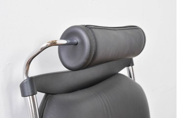 中古　美品　高級品!!　ドイツ　インタースツール(Interstuhl)　柔らかな光沢のあるレザーが上品なヘッドレスト付きオフィスチェア　定価71万円相当　(R-085234)