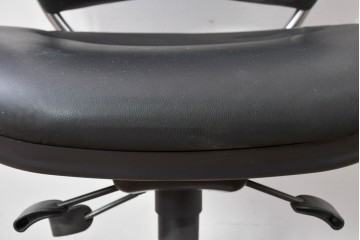 中古　美品　高級品!!　ドイツ　インタースツール(Interstuhl)　柔らかな光沢のあるレザーが上品なヘッドレスト付きオフィスチェア　定価71万円相当　(R-085234)