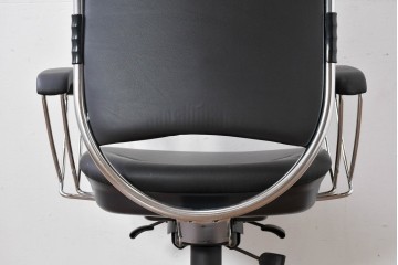 中古　美品　高級品!!　ドイツ　インタースツール(Interstuhl)　柔らかな光沢のあるレザーが上品なヘッドレスト付きオフィスチェア　定価71万円相当　(R-085234)